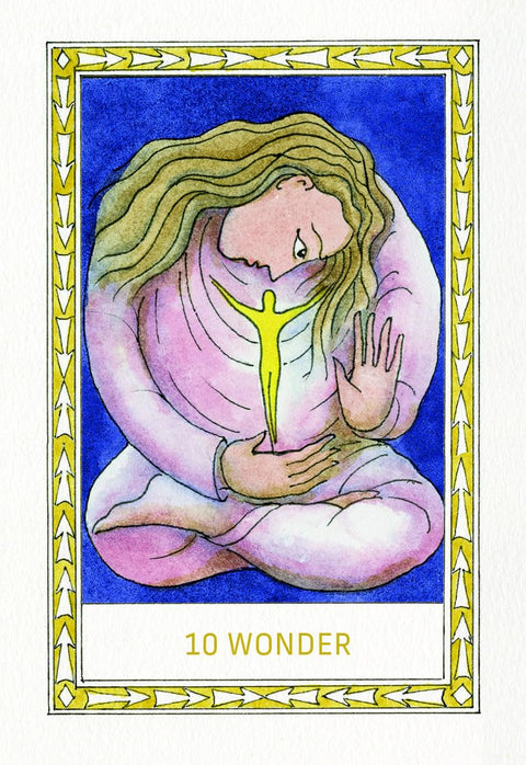 tarot korta 10 "Wonder" – spalvinga priekinė korta su sėdinčia moters figūra, glėbyje švytintis geltonas žmogeliukas ir auksinis rėmas