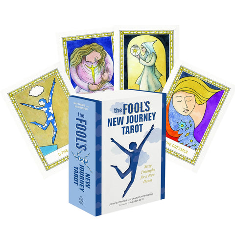 Tarot kortos The Fool's New Journey mėlyname dėkle, priekyje išdėstyta dėžutė ir keturios spalvotos iliustruotos kortos fanuotos