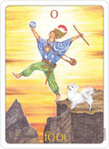 tarot korta Kvailys, ryškūs geltoni ir mėlyni, visas kortos priekis su šokančiu keliautoju ir baltu šuniuku ant skardžio