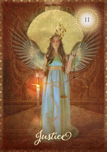Tarot korta Teisingumas, aukso ir mėlynos spalvų iliustracija su svarstyklėmis ir kalaviju, 11 kortos variantas