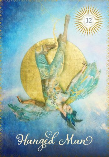 Tarot korta Pakabintas žmogus, akvarelinė mėlyno ir aukso spalvų iliustracija su saulės disku ir numeriu 12
