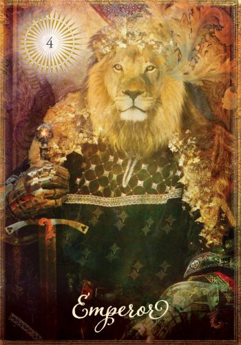 Tarot korta Imperatorius – auksinė iliustracija su liūto galva, ornamentuotu juodu apsiaustu ir sosto motyvais