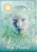 Tarot korta Aukščiausioji kunigė, mėlyno‑žalsvo atspalvio meno piešinys su moters portretu ir mėnulio simboliais