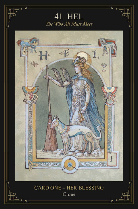 tarot korta Hel, korta Nr.1 su juodu ornamentuotu rėmu, pavaizduota senmergė su raktais, varnomis ir mistiniu šunimi