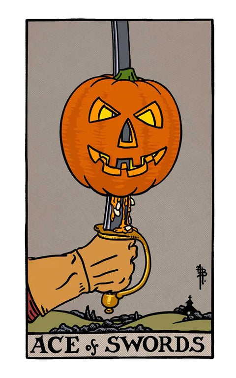 Tarot korta Ace of Swords — Helovino variantas: ranka laiko kalaviją su oranžiniu išpjautu moliūgu, unikalia iliustracija