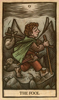 Tarot korta The Fool, retro lino spaudos iliustracija su žalia apsiaustu, raudonomis kelnėmis ir uolos simbolika