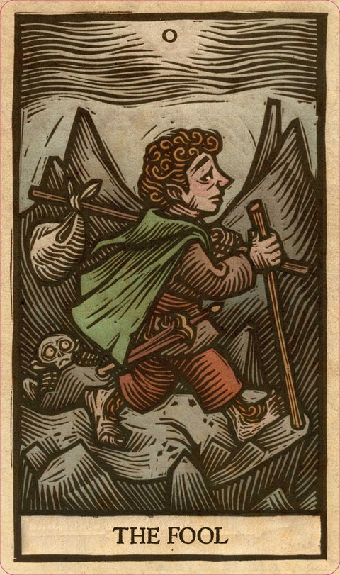 Tarot korta The Fool, retro lino spaudos iliustracija su žalia apsiaustu, raudonomis kelnėmis ir uolos simbolika