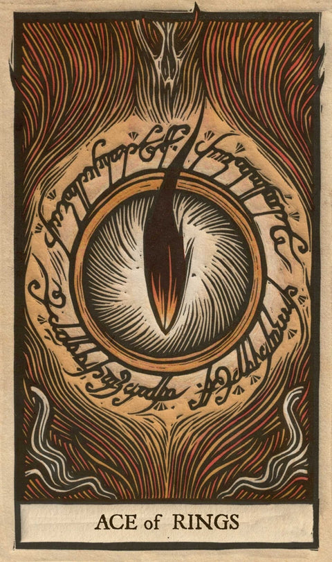 tarot korta Ace of Rings, viršelis su auksiniu žiedu ir juodu ugnies liežuviu centre, senoviniai raštai, vertikalus artimas planas