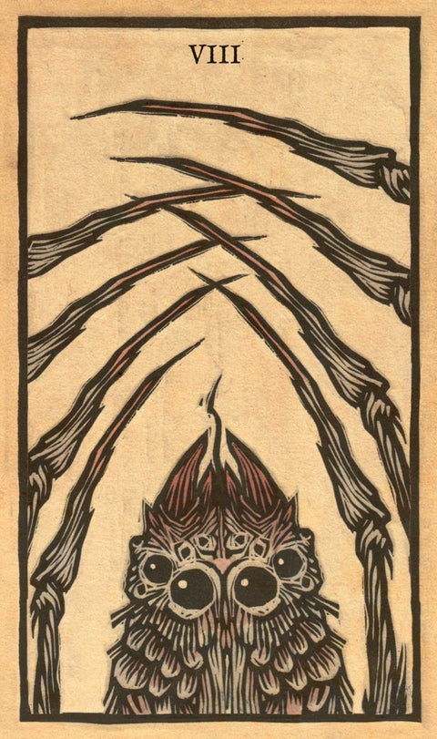 tarot korta VIII lino spauda rudos ir juodos spalvos su stilizuota pelėda apačioje ir vingiuotomis šakomis, vertikalus detalus variantas