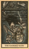 tarot korta Hanged Man, apversta linoraižinio stiliaus pilkai‑rudos iliustracija su plūduriuojančiais elementais