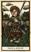 Tarot korta Page of Wands: spalvota medžio raižinio stilizuota iliustracija su jaunuoliu, lazdą laikančiu, skydu ir kardu pievoje