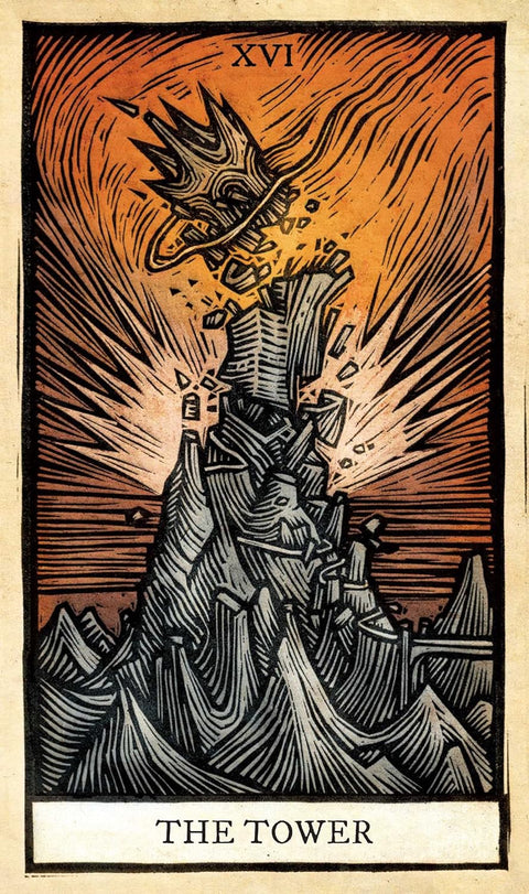 Tarot korta „Bokštas“ linoraižinio stiliaus, tamsiai pilkai–oranžinė sprogstanti bokšto scena, kortos priekis