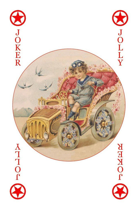 Jokerio korta su vintagišku piešiniu: berniukas žaisliniame dekoruotame automobilyje, apvalus centras ir raudonos šoninės užrašos