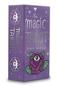 Tarot kortos The Magic Tarot violetinėje dėžutėje, kampu parodyta uždara pakuotė su akį turinčia gėle ir autorės Anaïa Arrazola ženklu