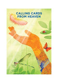 knyga Calling Cards From Heaven — žalias akvarelinis viršelis su ištiesinta ranka, laumžirgiu, boružele ir plunksna, galerijos pagrindinis variantas