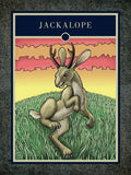 Plakatas Jackalope: rudos spalvos ragėtas kiškis pievoje prie geltonai‑raudono dangaus, matinė 30×40 cm versija