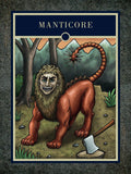 Manticore korta — frontali raudonai ruda būtybė su žmogaus veidu ir spyglia uodega miško fone, priekyje kirvis