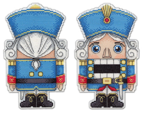Kalėdinis riešutų laužtuvas, siuvinėtas kryželiu, mėlynas dvipusis ornamentas, parodytas iš priekio ir nugaros, tinkamas kabinti ant eglutės