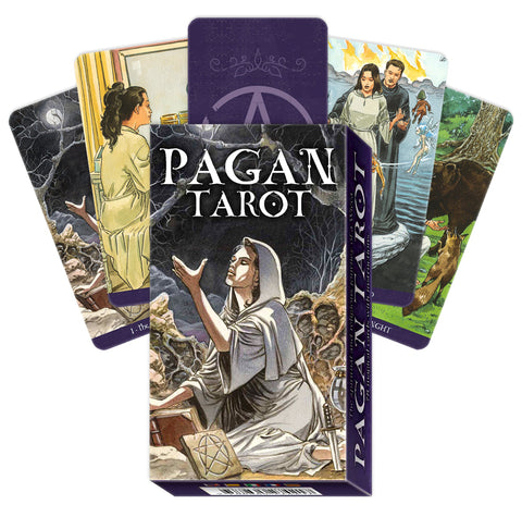 Pagan Tarot kortų komplektas su violetine dėžute ir keliomis atverstomis kortomis, demonstruojančiomis iliustruotus arkano paveikslus
