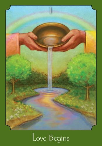 Tarot korta Love Begins (1) – žalio rėmelio iliustracija: dvi rankos pilsto dubenį į upelę po vaivorykšte, unikalus variantas kolekcijai