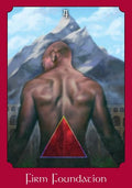 Tarot korta Firm Foundation (4) – stovinčio vyro nugara, raudonas trikampis prieš kalnų foną, skirta kolekcijai ir meditacijai