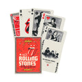 Kortų kaladė Rolling Stones raudonoje dėžutėje, atverstos kortos su juodai-baltais grupės piešiniais ir liežuviu logotipu