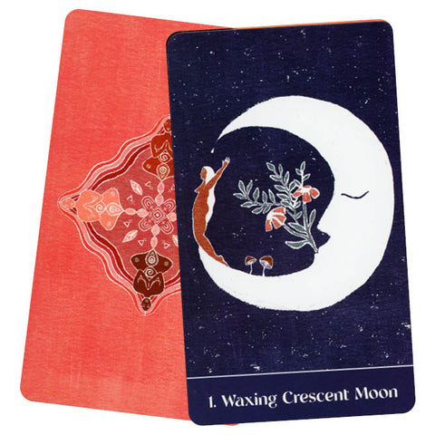 Orakulo kortos su mėlynu „Waxing Crescent Moon“ priekiu, smulkiais gėlės ir figūros piešiniais bei raudonu ornamentuotu nugarėliu, rodoma priekis ir nugarėlė