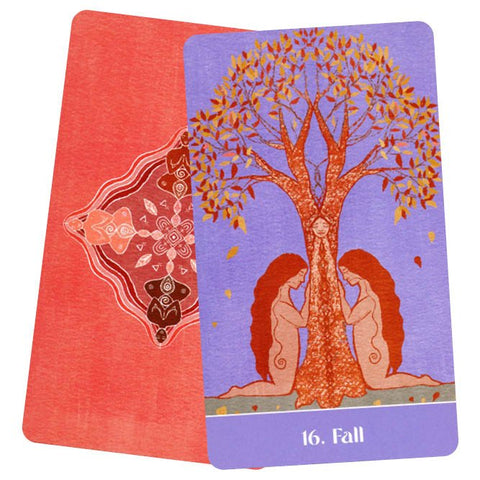 Tarot kortos su violetine priekyje esančia 16. Fall korte — medžio ir dviejų moterų iliustracija, raudona ornamentuota nugarėlė matoma