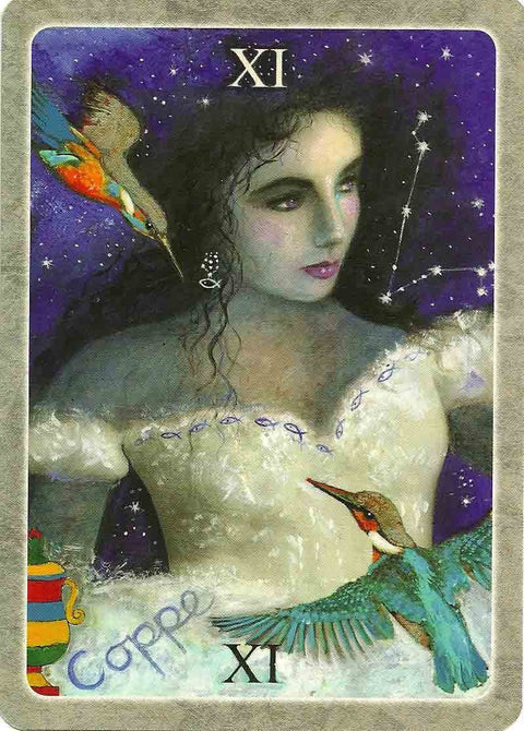 Tarot korta XI su violetiniu žvaigždėtu fonu, moters portretu ir dviem kolibrių iliustracijomis, unikalus variantas kolekcijai