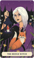 Tarot korta The Hedge Witch — violetinė variacija su ragana, laikančia žibintą ir sėdinčia lapė kaip palydovė