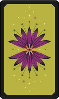 Tarot korta su alyvinėmis žiedlapio figūromis ant alyvuogiškai žalsvo fono, vertikalus nugarėlės dizainas