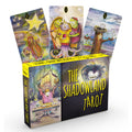 tarot kortos The Shadowland, spalvota dėžutė su geltonu logotipu ir trys išskleistos kortos su siurrealistinėmis, rankomis pieštomis iliustracijomis