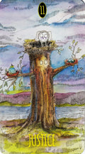tarot korta Teisingumas — akvarelinis medžio kamieno iliustracija su viršuje sėdinčia pelėda, dviem lizdais ir numeriu 11