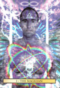 tarot korta Magas — stambus priekis su vyro siluetu ir ryškiais vaivorykštės energetiniais simboliais, unikalus rinkinio variantas