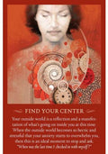 Orakulinė korta raudoname fone su medituojančios figūros ir laikrodžio motyvais, tekstu Find Your Center