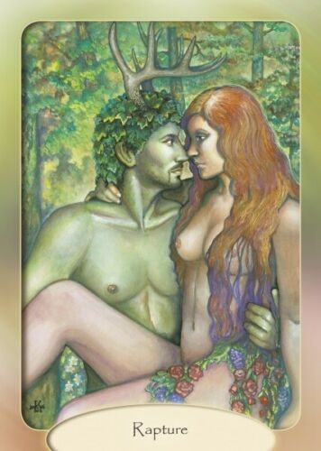Tarot korta su žaliuojančiu miško dievu su ragais, raudonplauke moterimi apsikabinus, gėlių sijonas ir intensyvūs žemiški tonai