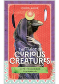 Taro kortų rinkinys Curious Creatures su 78 plius 1 kortomis ir gidine knygele, raudonos dėžutės viršelyje gobtuvas su varno galva