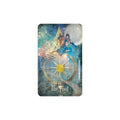 Tarot korta The Fool su mėlynais ir auksiniais motyvais, spindinčiu saulės ratu, vilku ir keliautoju priekyje