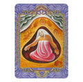 tarot korta Ancestors su violetiniu ornamentiniu rėmu, šiltų aukso ir rožinių tonų meditacijos figūra bei protėvių simboliais, skirta dvasiniam skaitymui