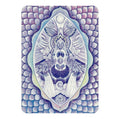tarot korta su violetiniu pastelinio atspalvio dieviškos moters piešiniu, balandžiu, drugeliais ir lotoso simboliu meditacijai