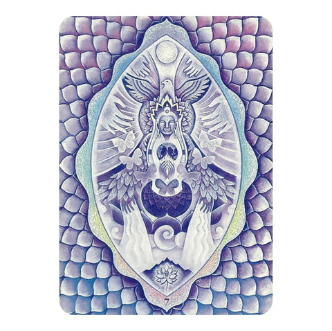 tarot korta su violetiniu pastelinio atspalvio dieviškos moters piešiniu, balandžiu, drugeliais ir lotoso simboliu meditacijai