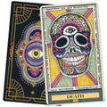 Tarot kortos – spalvinga Death korta su dekoratyvine kaukole ir ornamentuota juoda nugarėle, pakreipta ir persidengiančia