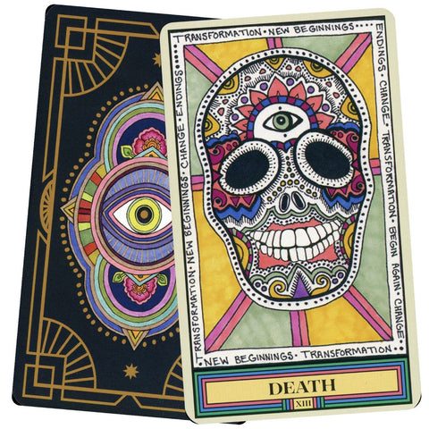 Tarot kortos – spalvinga Death korta su dekoratyvine kaukole ir ornamentuota juoda nugarėle, pakreipta ir persidengiančia