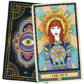 tarot korta Saulė su ryškiu iliustruotu priekiu ir juodos nugarėlės auksiniais ornamentais, parodyta įstrižai kartu su galine puse