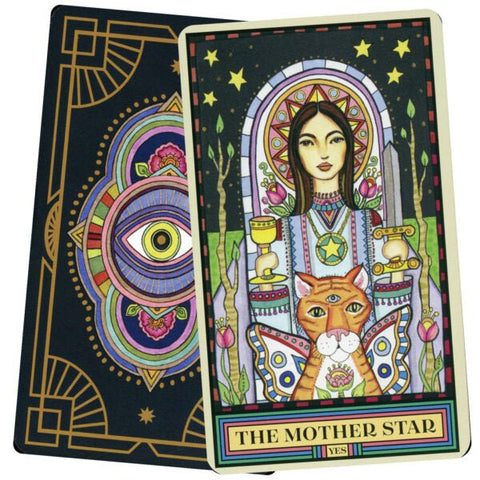 Tarot kortos, atversta The Mother Star korta su moters ir katės iliustracija, matoma ir juoda nugarėlė su akių ornamentu