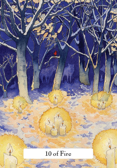 Tarot korta 10 Ugnies, akvarelinė naktinė miško iliustracija su sniegu, šviečiančiomis žvakėmis ir mažu raudonu kardinoliu, priekio variantas