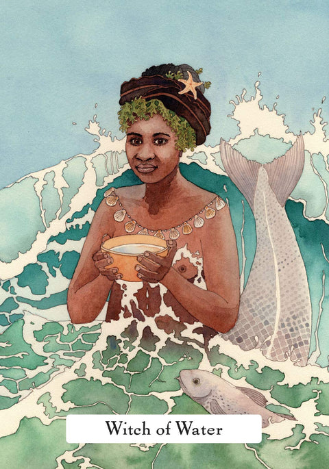 Tarot korta Witch of Water – akvarelinė raganės su taurėmis ir žuvies motyvais iliustracija, skirta intuityviems skaitymams