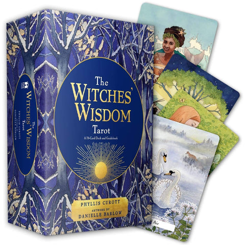 Tarot kortos The Witches' Wisdom dėžutėje tamsiai mėlynos su auksiniais akcentais, iliustruotos kortos atverstos vėduokle į dešinę