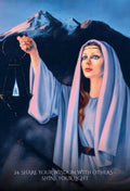tarot korta „Share Your Wisdom“ — moteris mėlynai violetinėje skraistėje laiko svarstykles su lempute prieš kalnų fono, kortos priekis