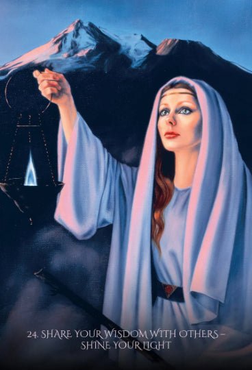 tarot korta „Share Your Wisdom“ — moteris mėlynai violetinėje skraistėje laiko svarstykles su lempute prieš kalnų fono, kortos priekis